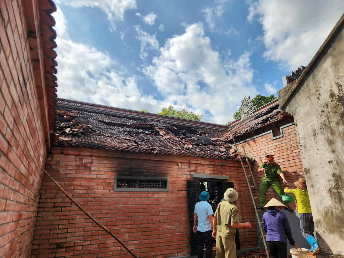 Lực lượng chức năng có mặt cùng người dân sử dụng các phương tiện tại chỗ để dập lửa.