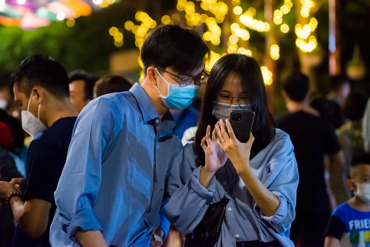 “Mình thấy phố đi bộ hôm nay rất náo nhiệt, phố đi bộ cũng được trang hoàng rất đẹp nữa, rất thích hợp để đến đây vui chơi và check-in”. Anh Nguyễn Thành Đạt (23 tuổi) chia sẻ.