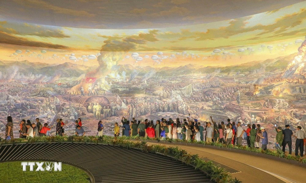 Du khách tham quan bức tranh panorama Chiến dịch Điện Biên Phủ tại Bảo tàng Chiến thắng lịch sử Điện Biên Phủ. (Ảnh: Xuân Tư/TTXVN) ttxvn_0404_bao tang (2).jpg