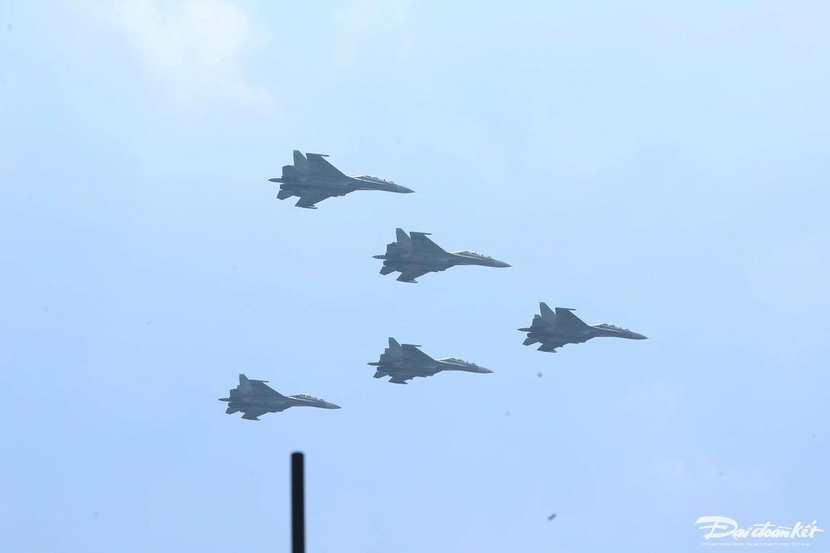 Ngoài trực thăng Mi-8, Mi-17, Mi-171, Mi-172 và máy bay vận tải Casa, có cả tiêm kích SU-30MK2 tham gia tập luyện trong hôm nay.