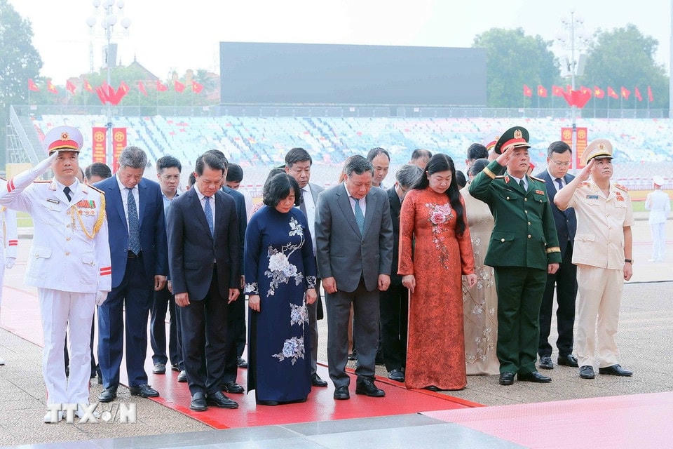 Đoàn đại biểu Thành ủy, Hội đồng Nhân dân, Ủy ban Nhân dân, Ủy ban Mặt trận Tổ quốc Việt Nam thành phố Hà Nội tưởng niệm Chủ tịch Hồ Chí Minh. (Ảnh: An Đăng/ TTXVN)