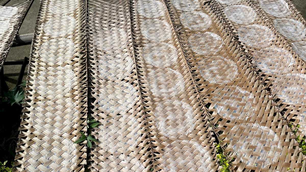 Vào dịp tết, bánh tráng làm ra không đủ để bán.