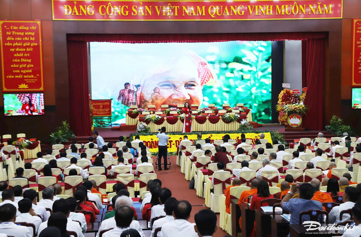 Đại hội có 299 đại biểu chính thức tham dự.