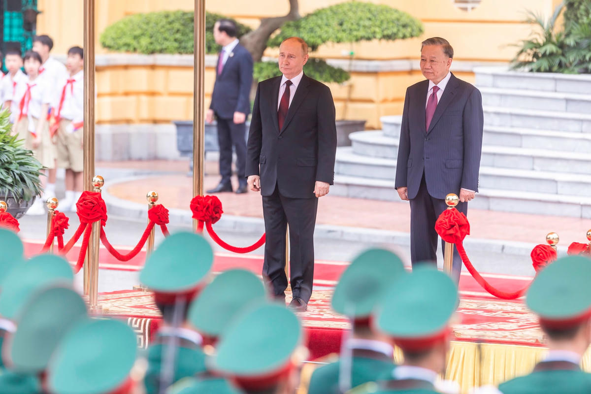 Hai nguyên thủ trên bục danh dự, thực hiện nghi thức chào quốc kỳ hai nước.