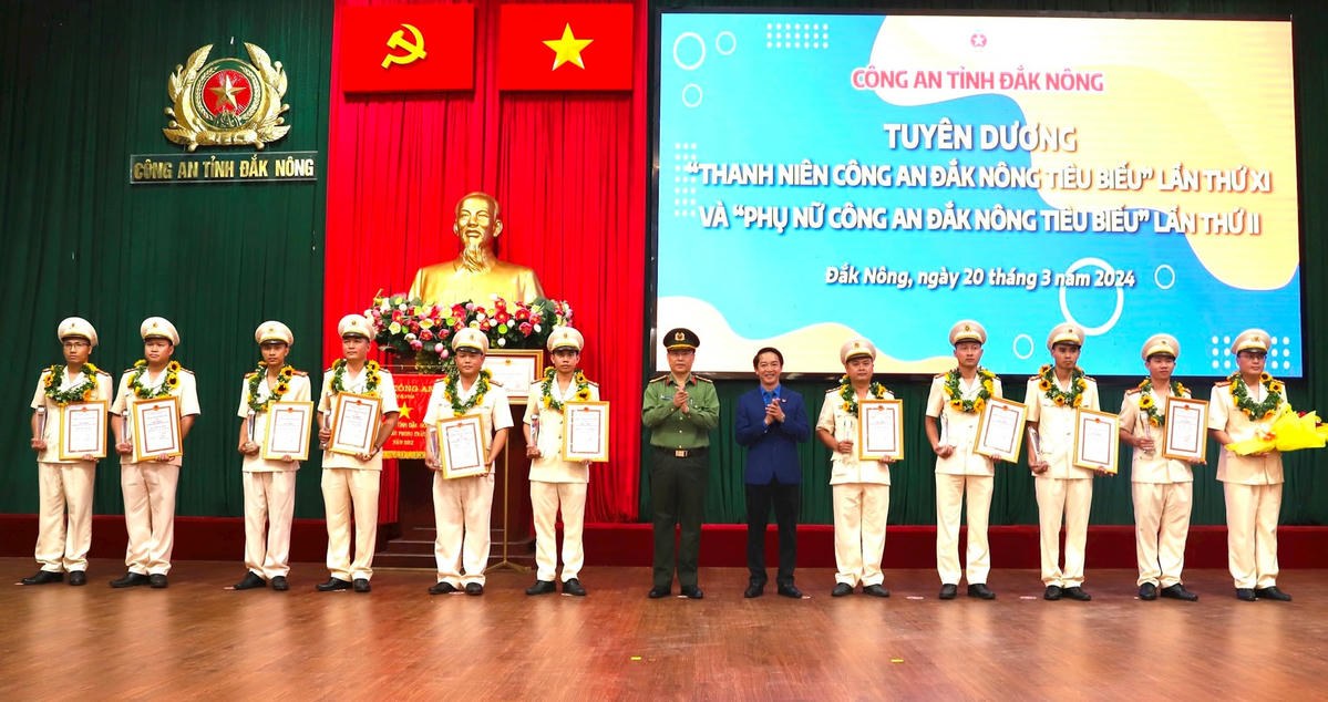 Đồng chí Giám đốc Công an tỉnh và đồng chí Bí thư Tỉnh đoàn trao giấy chứng nhận và biểu trưng cho gương Thanh niên Công an Đắk Nông tiêu biểu