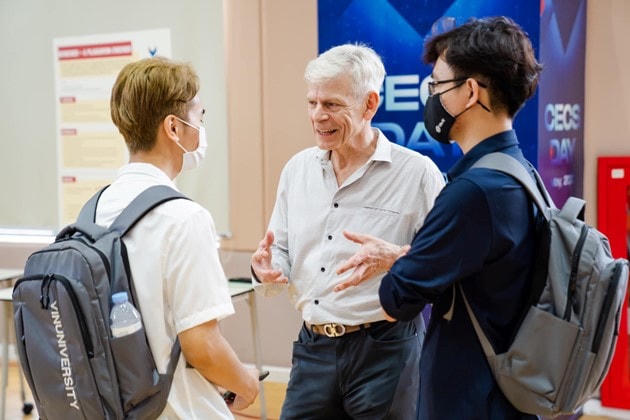 GS Laurent trong một buổi trao đổi với sinh viên của mình tại VinUni.