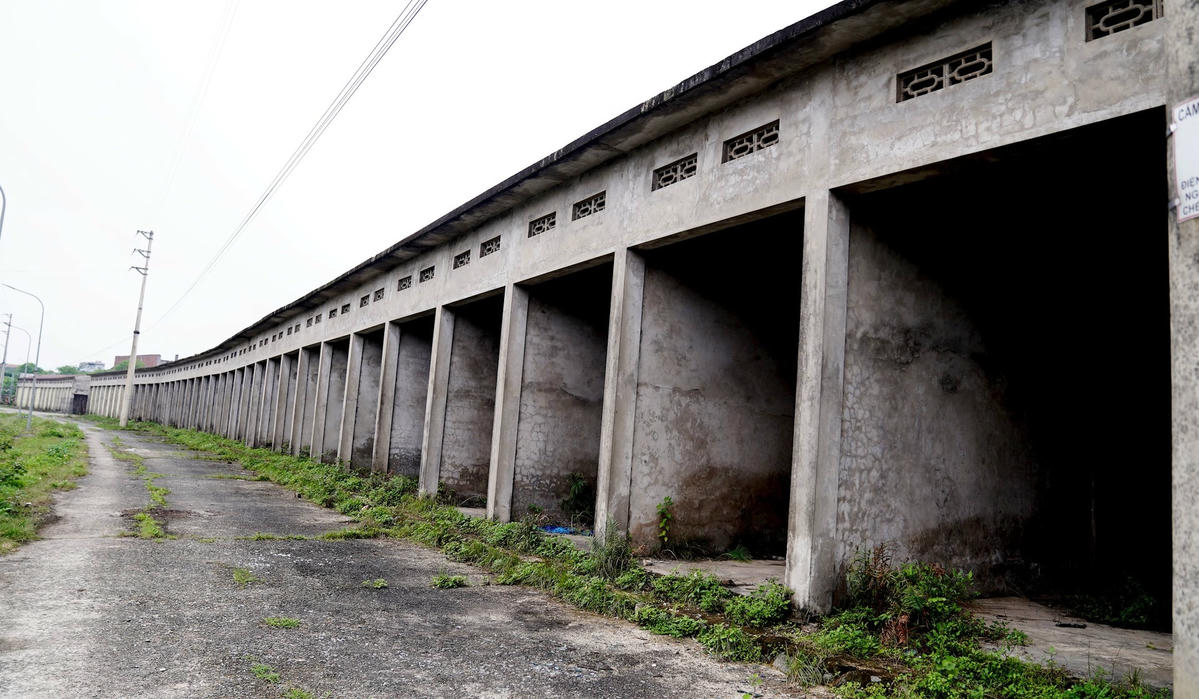 Nhiều hạng mục tại khu chợ như dãy ki-ốt bán hàng vẫn chưa được hoàn thiện. Ảnh: Cẩm Kỳ