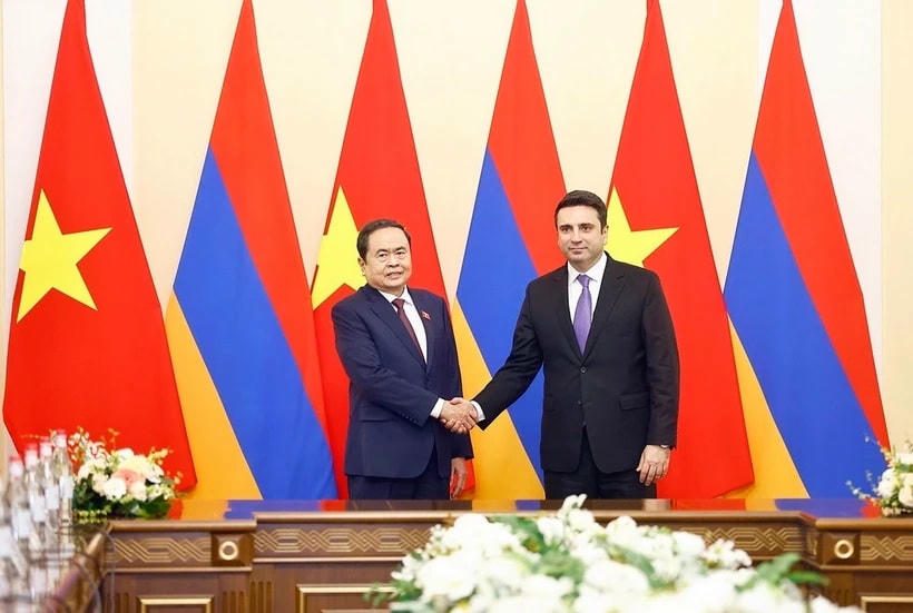Chủ tịch Quốc hội Trần Thanh Mẫn và Chủ tịch Quốc hội Armenia Alen Simonyan chụp ảnh chung. (Ảnh: Doãn Tấn/TTXVN)