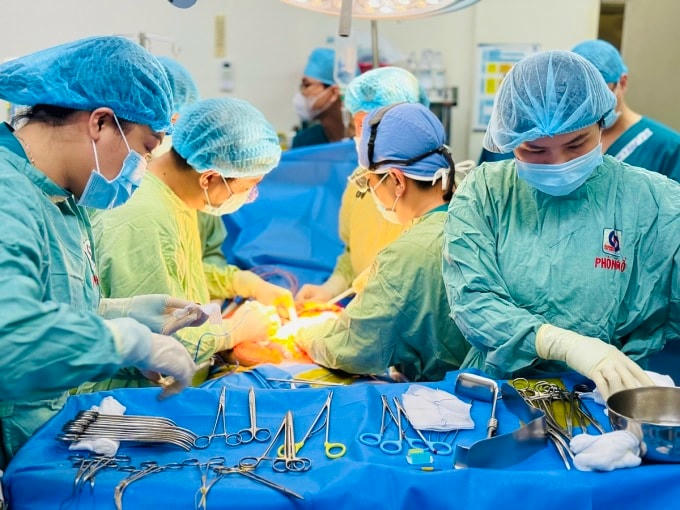 Các y bác sĩ trong kíp lấy gan. Ảnh: Bệnh viện cung cấp