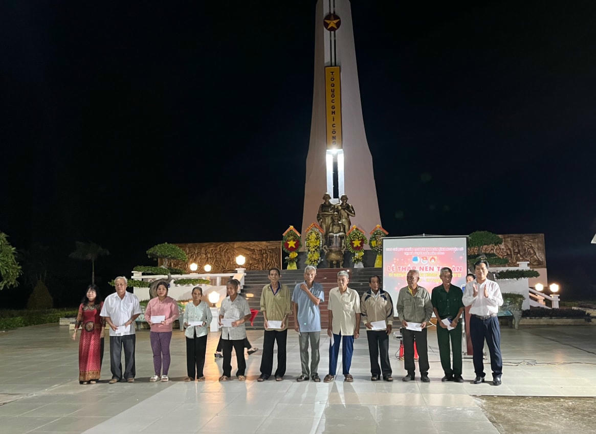 Công ty phối hợp với UBND thị xã Duyên Hải trao tặng quà cho các gia đình chính sách tại TX Duyên Hải.