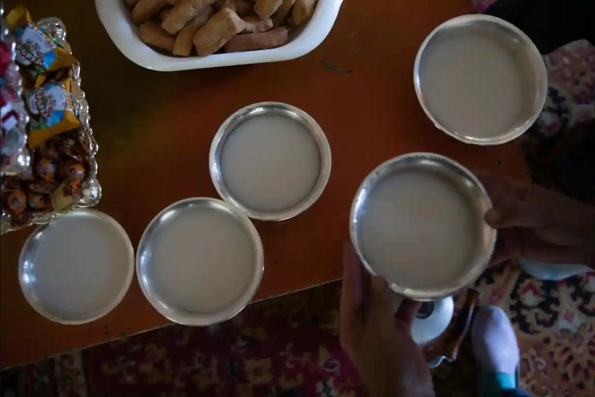 Trà sữa truyền thống của người Mông Cổ được đựng trong bát bạc. Ảnh: The Guardian.
