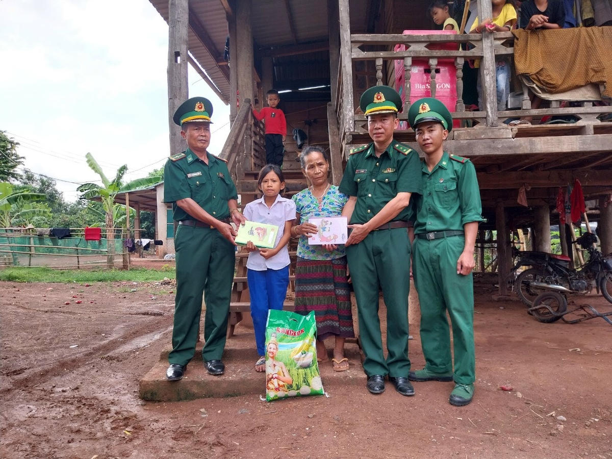 Nhiều đơn vị thuộc Bộ đội Biên phòng tỉnh Quảng Trị cử cán bộ chiến sĩ đến tận nhà động viên học sinh trước thềm năm học mới; kết nối các nhà hảo tâm trao quà, trao học bổng, nhận đỡ đầu… các em học sinh có hoàn cảnh khó khăn.