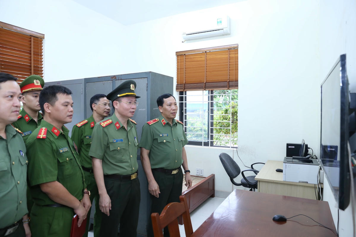 Thứ trưởng Lê Văn Tuyến kiểm tra mô hình “Camera an ninh”