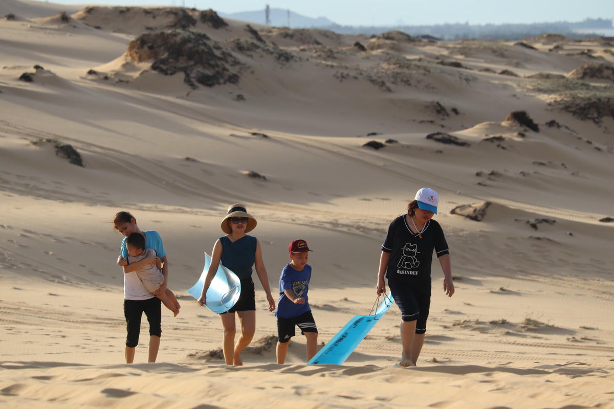 Chỉ mất 30.000 đồng, du khách đã có thể thuê được một tấm ván trượt và thỏa thích trượt cát từ trên đỉnh cao nhất xuống để tận hưởng sự thích thú mà trò chơi mang lại.