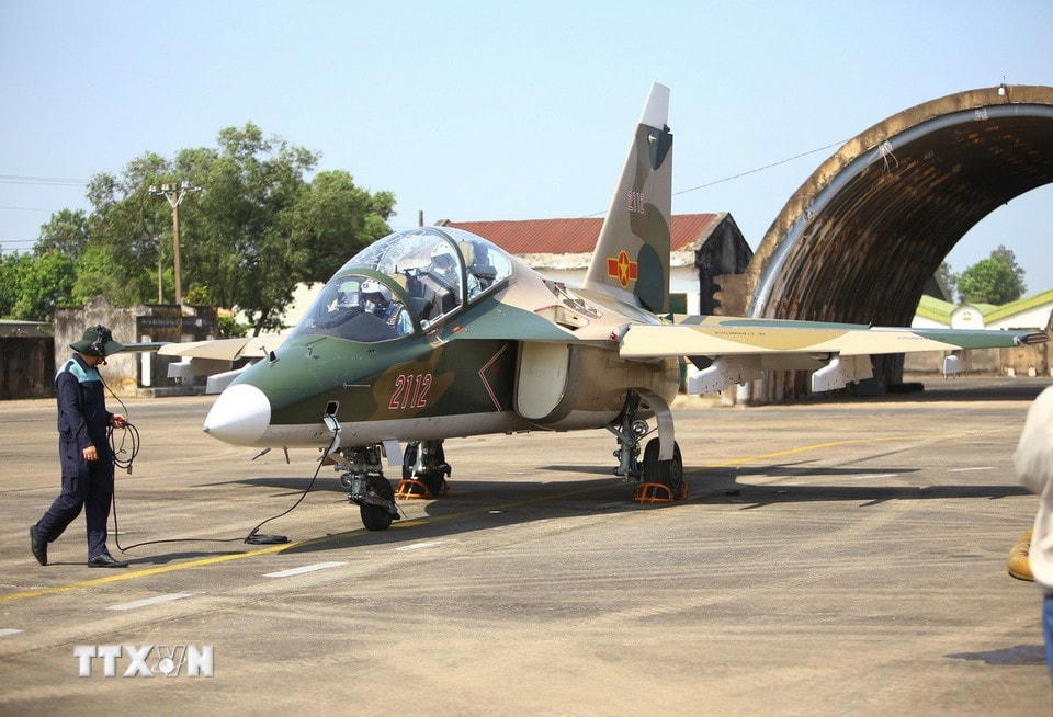 Máy bay được nhân viên kỹ thuật tại Sân bay Biên Hòa kiểm tra, tiếp nhiên liệu đảm bảo thiết bị bay luôn trong trạng thái sẵn sàng cất cánh. (Ảnh: Lê Xuân/TTXVN)