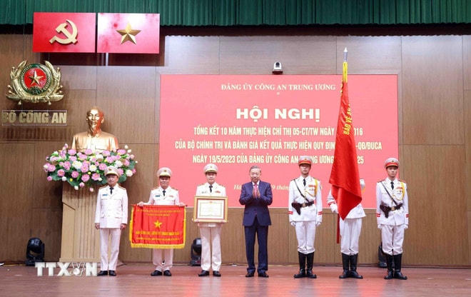 Tổng Bí thư Tô Lâm trao Danh hiệu “Anh hùng lực lượng vũ trang nhân dân” cho Cục An ninh mạng và phòng, chống tội phạm sử dụng công nghệ cao, Bộ Công an. (Ảnh: Phạm Kiên/TTXVN) ttxvn-tong-bi-thu-du-hoi-nghi-cua-bo-cong-an-tong-ket-10-nam-thuc-hien-chi-thi-so-05-cttw-1905-3.jpg
