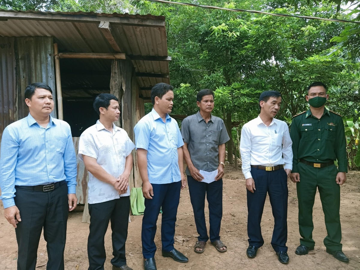 Chính quyền và các tổ chức, lực lượng chức năng tại địa phương đến thăm viếng, động viên người thân lo hậu sự cho ông R.