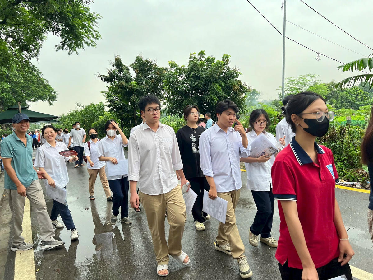 Thí sinh hoàn thành kỳ thi tốt nghiệp THPT 2025 tại Hà Nội (ảnh Thanh Tâm)