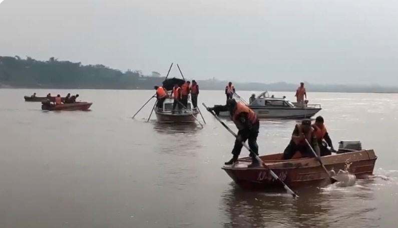 Phạm tìm kiếm ngày càng mở rộng xuống hạ lưu. Ảnh Tuấn Trung.