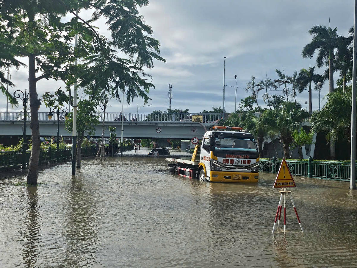 Phương tiện cứu hộ di chuyển trên con đường ngập nước. Ảnh: Phương Thanh.