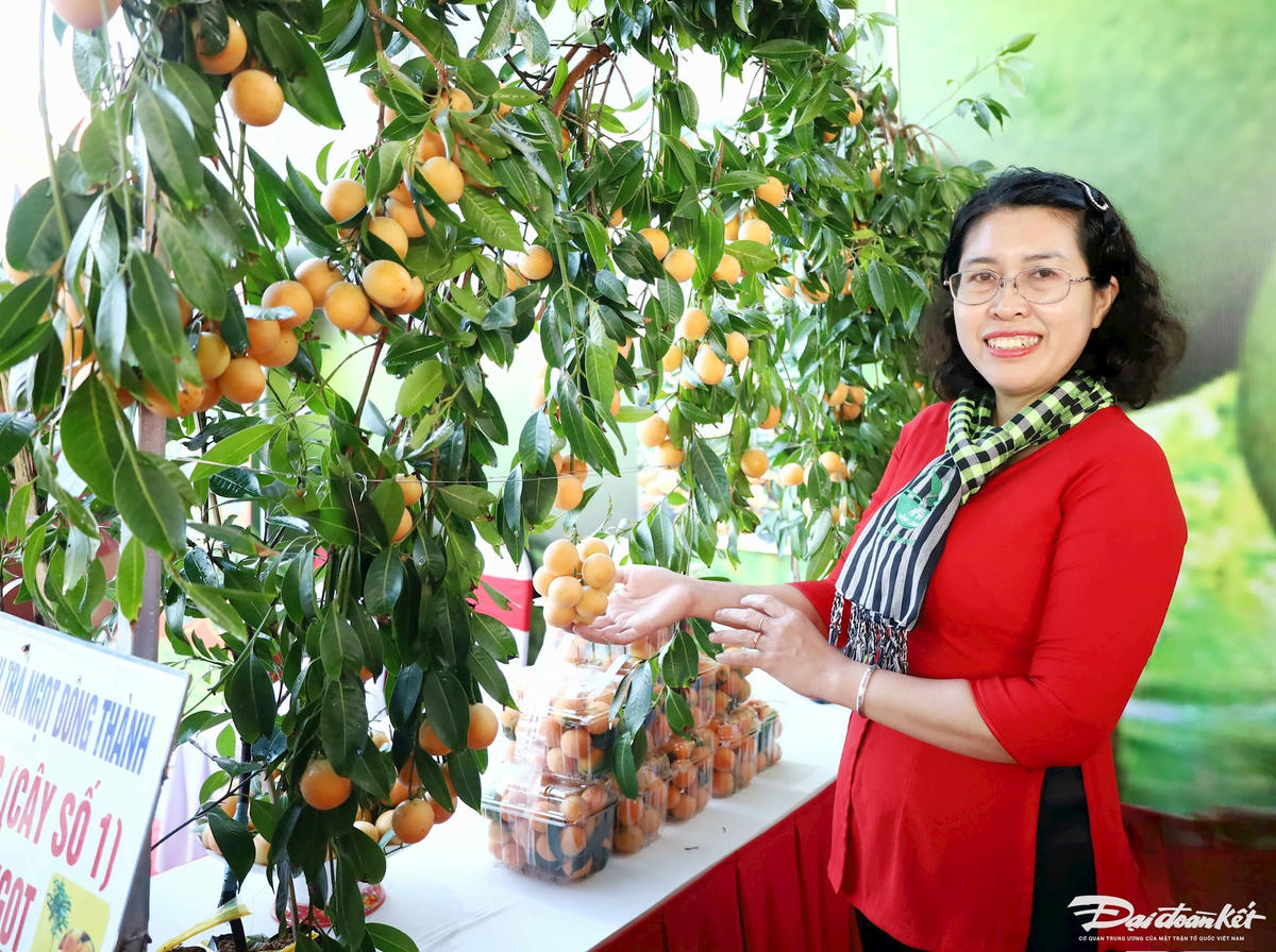 A2- du khách thích thú chụp hình bên trái trái thanh trà