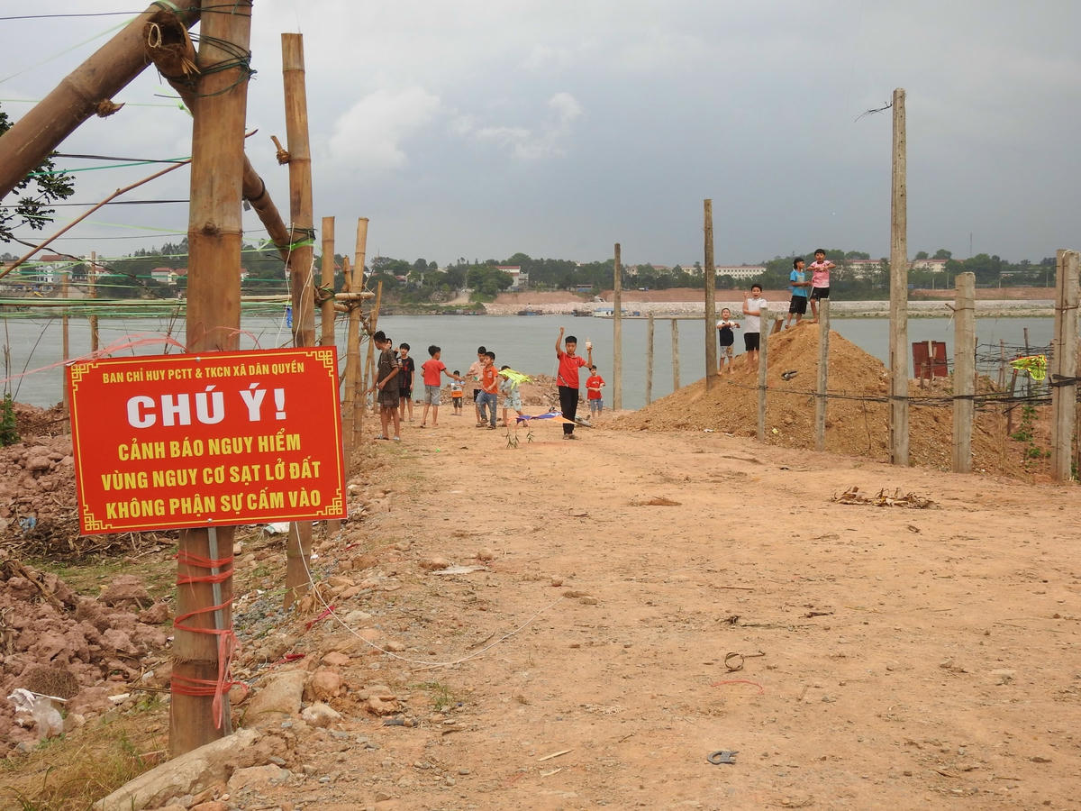 Thậm chí là khuyến cáo người dân cấm đến gần, nhưng nhiều trẻ em vẫn bất chấp nguy hiểm.