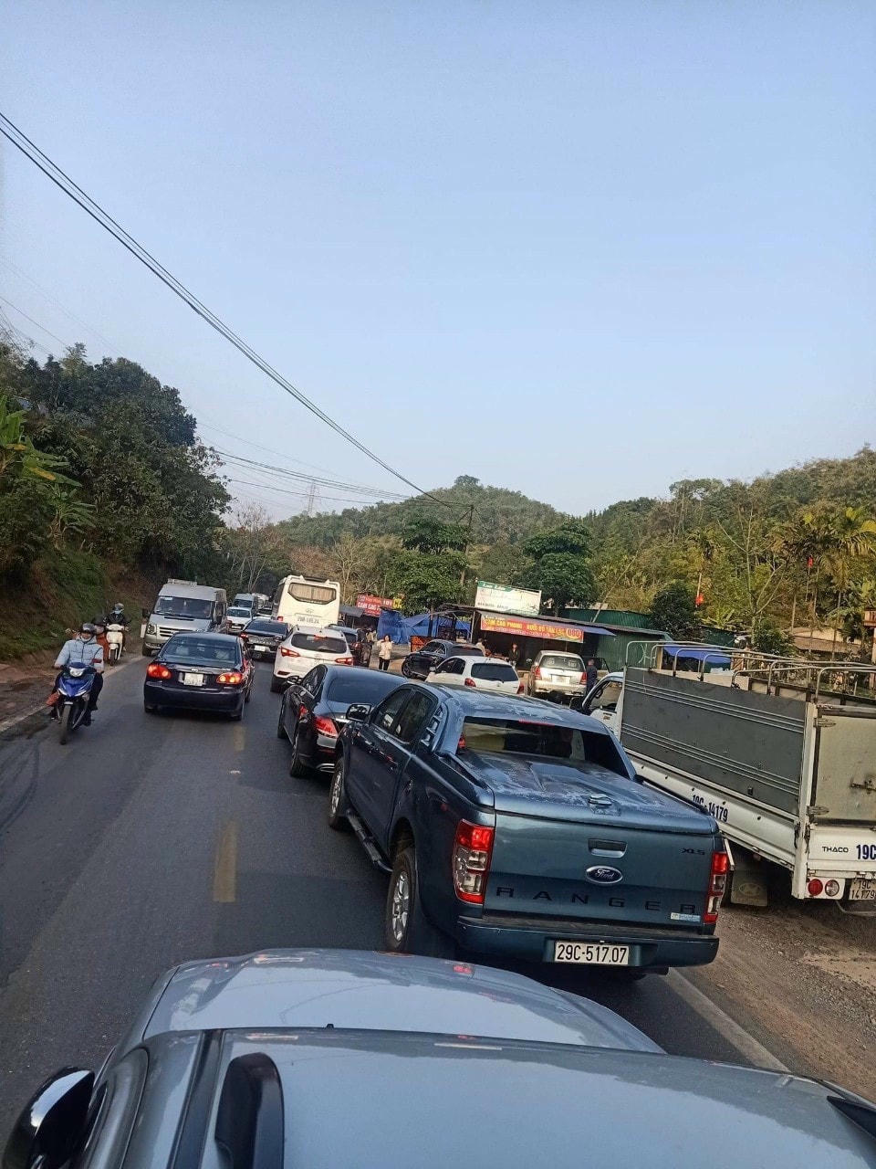 Vụ tai nạn khiến giao thông trên Quốc lộ 6 bị ùn ứ trong thời gian dài. Ảnh Dũng Chuyên