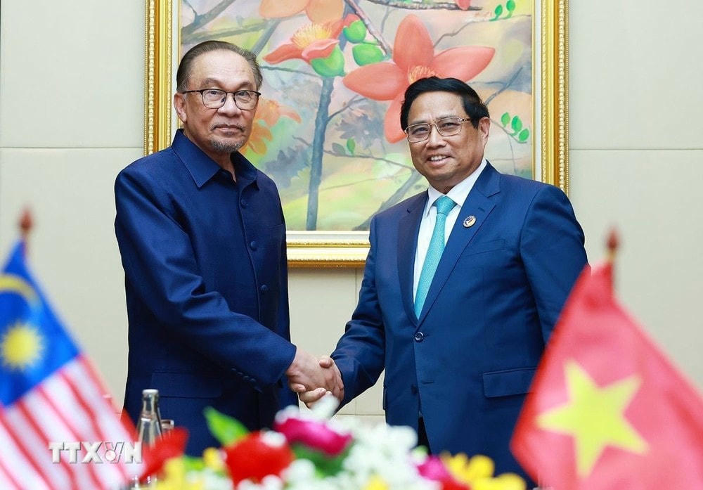 Thủ tướng Phạm Minh Chính gặp Thủ tướng Malaysia Anwar Ibrahim trong chuyến tham dự Hội nghị Cấp cao ASEAN lần thứ 44, 45 và các hội nghị cấp cao liên quan tại Vientiane (Lào). (Ảnh: Dương Giang/TTXVN) ttxvn-viet_nam-malaysia2.jpg