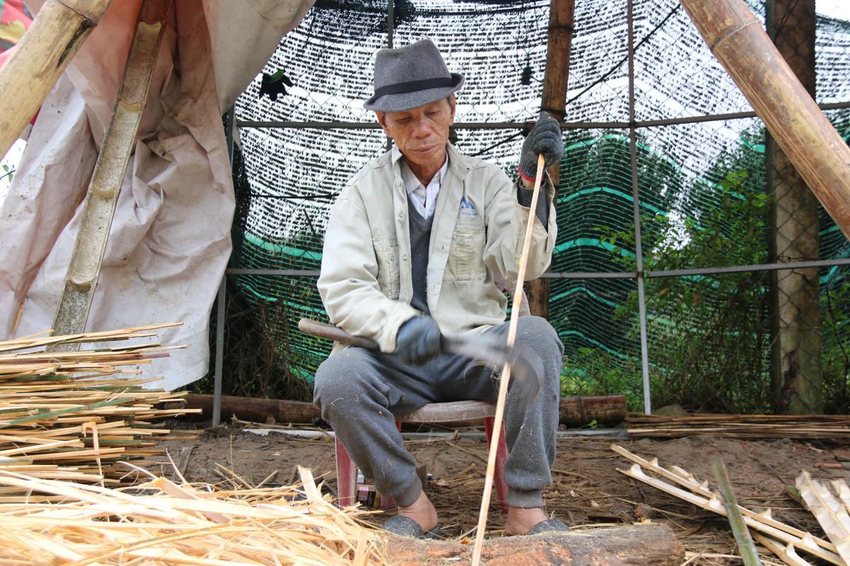 Người dân vót thanh tre để cố định cây hoa trong chậu.