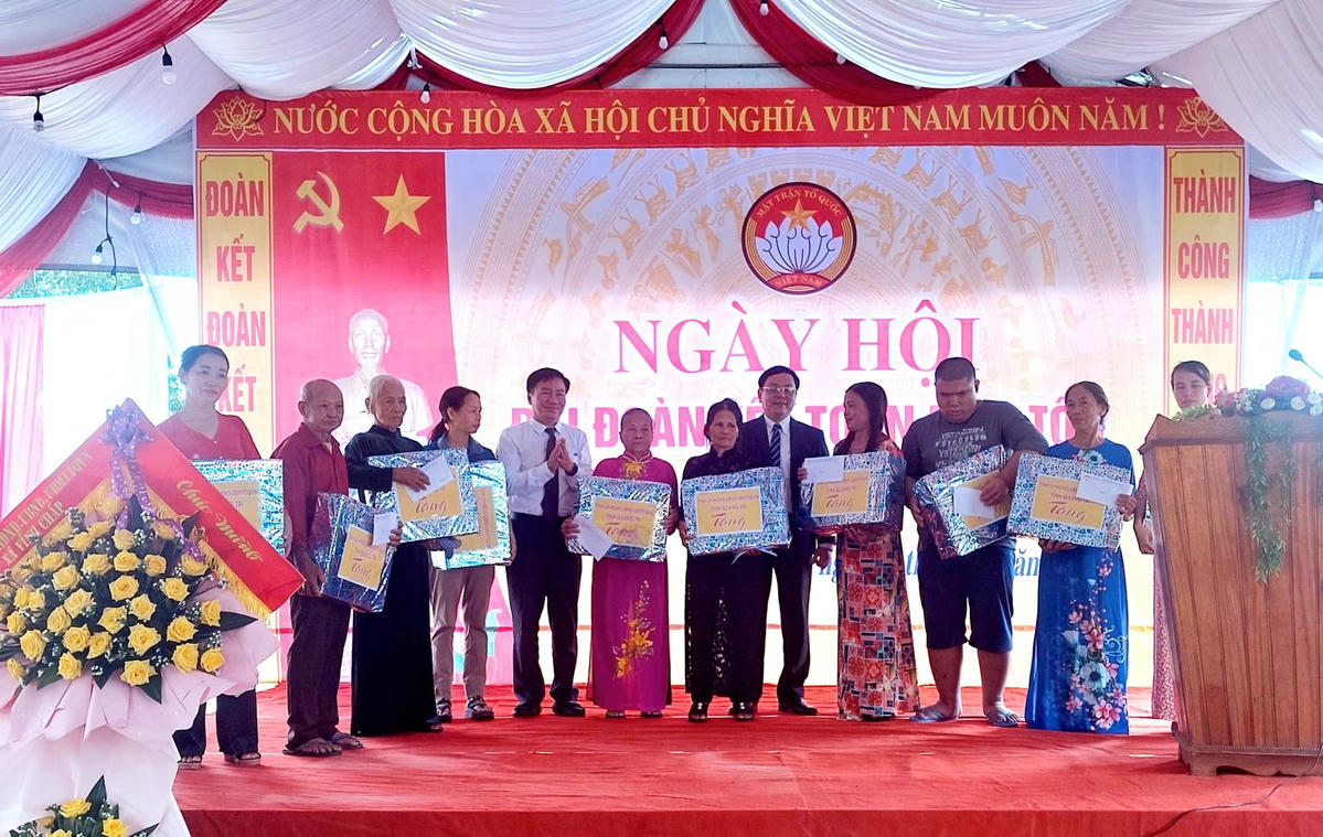 Lãnh đạo tỉnh Quảng Trị trao quà động viên gia đình có hoàn cảnh khó khăn tại KDC Chấp Nam.