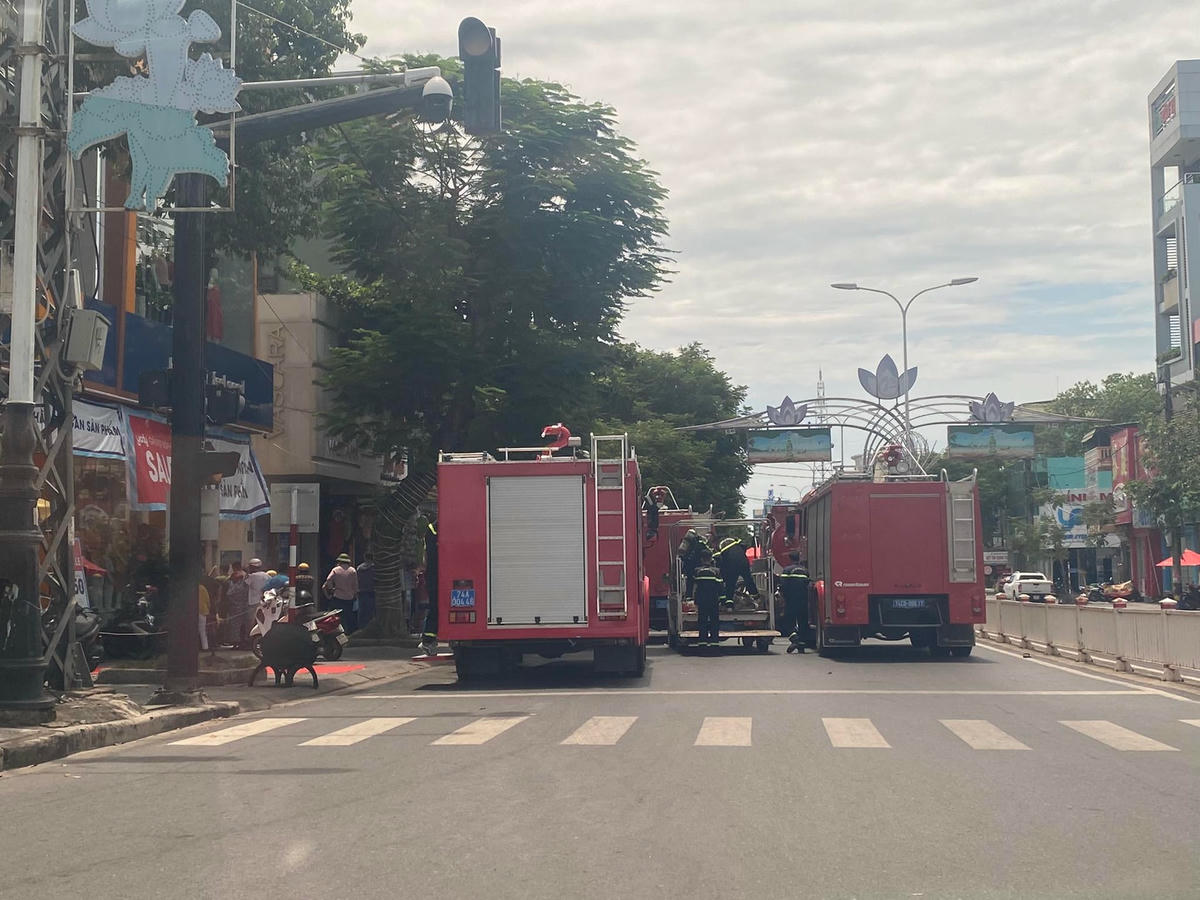 Nhiều cán bộ, chiến sĩ, phương tiện được huy động đến nơi để dập đám cháy.