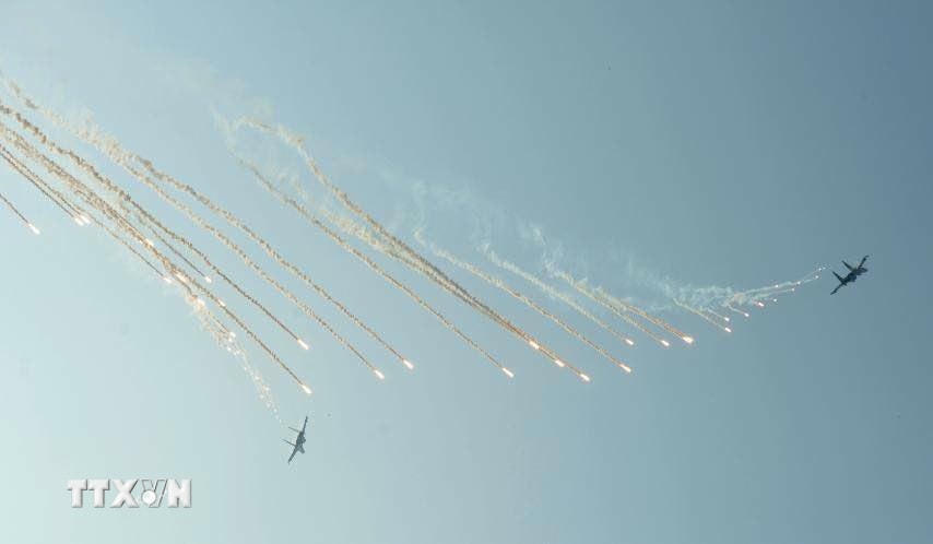 Màn trình diễn phun bẫy nhiệt của máy bay tiêm kích Su-30MK2 trên bầu trời Thành phố Hồ Chí Minh. (Ảnh: TTXVN)