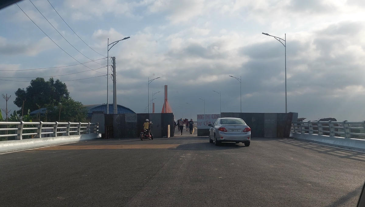 Nhưng sáng 8/7, nhiều người dân vẫn đi qua cầu.