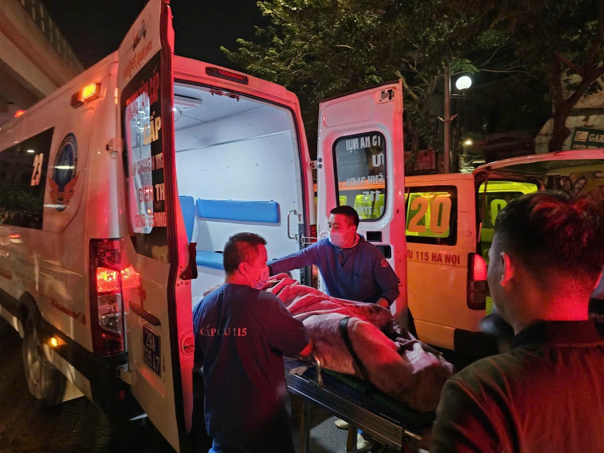 Lực lượng chức năng đưa nạn nhân ra khỏi vụ hỏa hoạn.