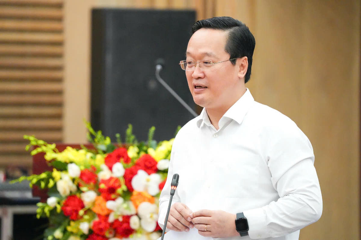 Ông Nguyễn Đức Trung, Bí thư Tỉnh uỷ Nghệ An báo cáo với Đoàn công tác về tình hình phát triển kinh tế - xã hội trong thời gian qua. Ảnh: PB