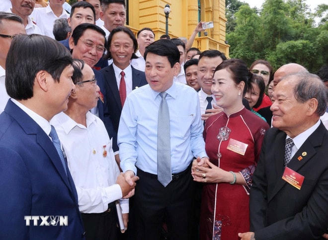 Chủ tịch nước Lương Cường với các nghệ nhân làng nghề tiêu biểu toàn quốc. (Ảnh: Lâm Khánh/TTXVN) ttxvn-chu-tich-nuoc-luong-cuong-gap-mat-cac-nghe-nhan-lang-nghe-tieu-bieu-toan-quoc-1006-1.jpg