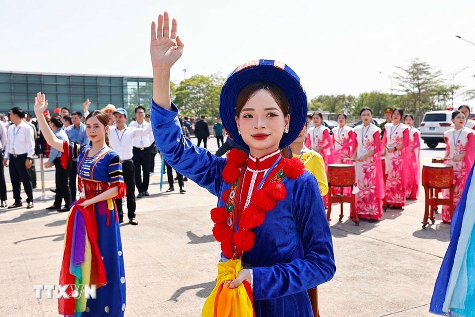 Màn biểu diễn nghệ thuật tại lễ tiễn Tổng Bí thư, Chủ tịch nước Tập Cận Bình ở Sân bay quốc tế Nội Bài. (Ảnh: Doãn Tấn/TTXVN)