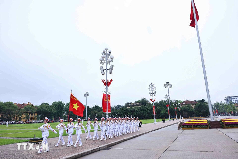 Đoàn quân kỳ Quyết Thắng thực hiện các nghi thức buổi lễ chào cờ thiêng liêng. (Ảnh: Minh Đức/TTXVN)