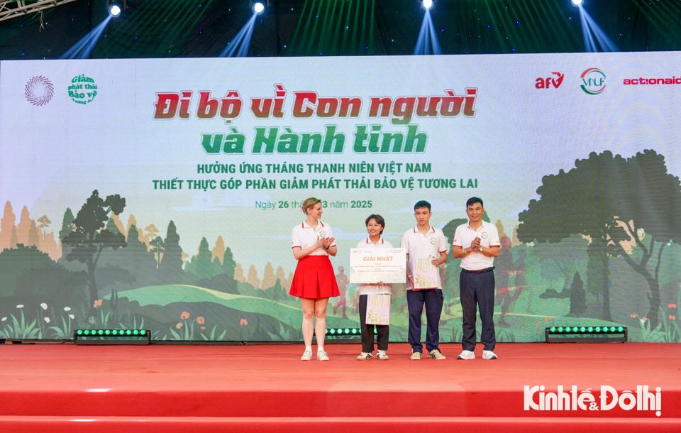 PGS.TS. Bùi Thế Đồi - Phó Hiệu trưởng Trường Đại học Lâm nghiệp và đại biểu trao giải Nhất Cuộc thi 