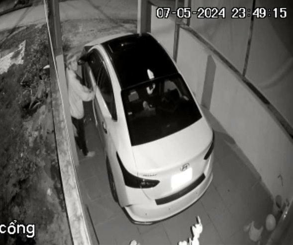 Ảnh trích xuất từ camera đối tượng Hải đang thực hiện hành vi trộm cắp.