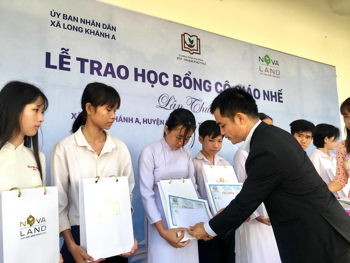 “Học bổng Cô giáo Nhế” do NovaGroup duy trì 18 năm với hơn 1.000 suất học bổng tiếp sức tới trường cho các em học sinh có hoàn cảnh khó khăn.