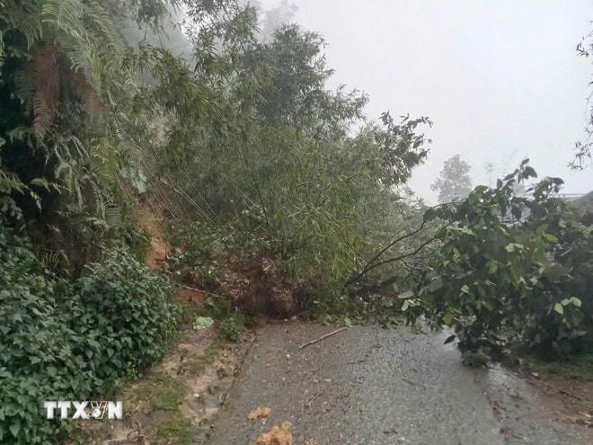 Sạt lở taluy dương trên tuyến đường từ trung tâm xã Tả Van đến các thôn Séo Mý Tỷ, Dền Thàng (thị xã Sa Pa, Lào Cai). (Ảnh: TTXVN phát) ttxvn-lao-cai-mua-dong-1.jpg