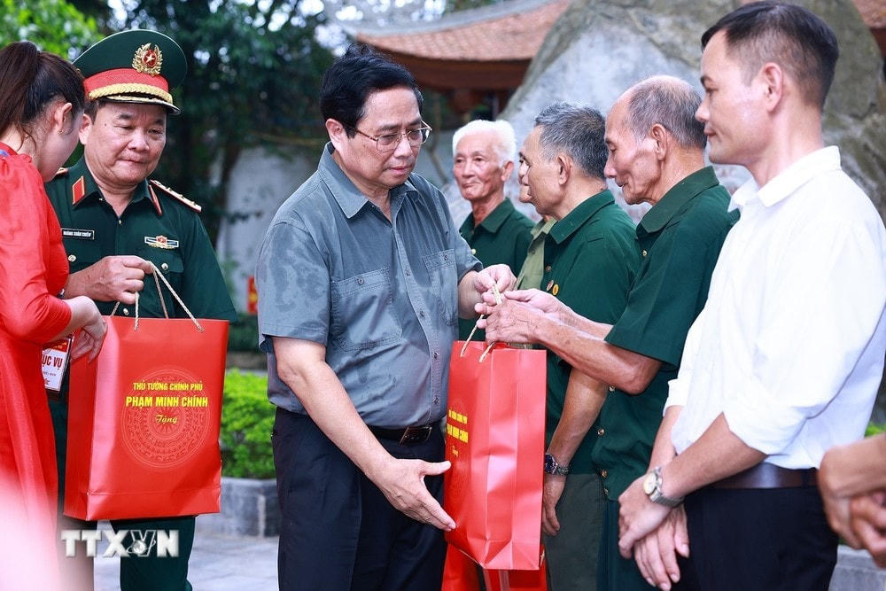 Thủ tướng Phạm Minh Chính tặng quà động viên thương, bệnh binh, gia đình liệt sỹ huyện Đại Từ. (Ảnh: Dương Giang/TTXVN) ttxvn_thu tuong tham thuong binh thai nguyen (9).jpg
