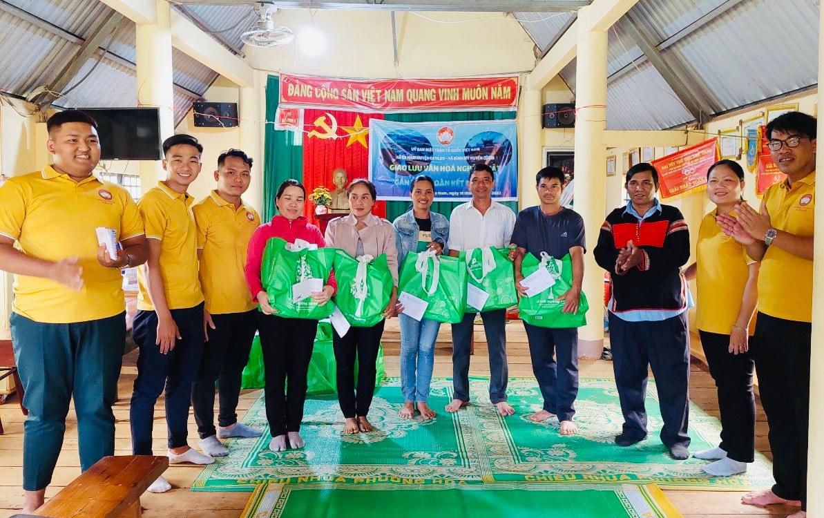 Ông Y Blun Niê (thứ 3, bên phải) tặng quà Tết cho người nghèo.  