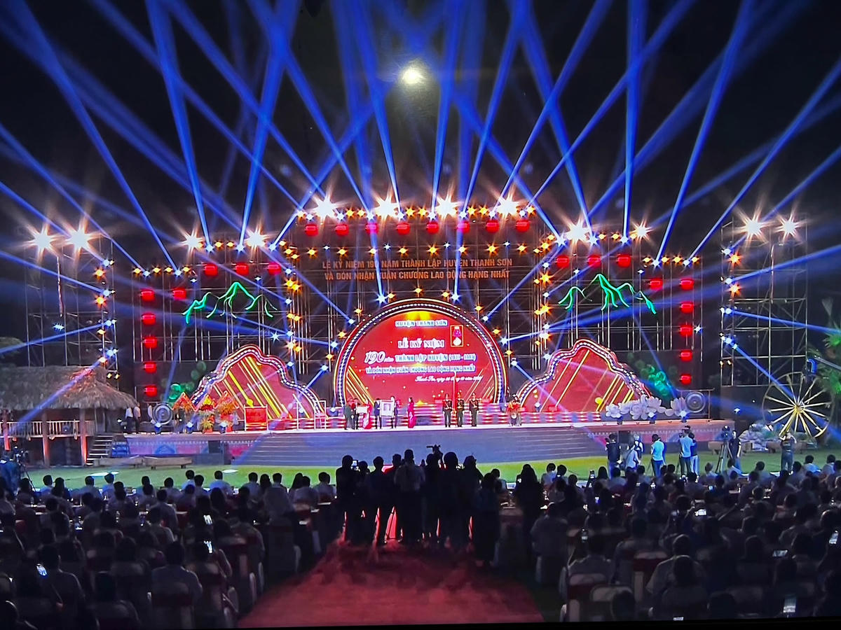 Quang cảnh Lễ tổ chức kỷ niệm 190 năm thành lập huyện Thanh Sơn.