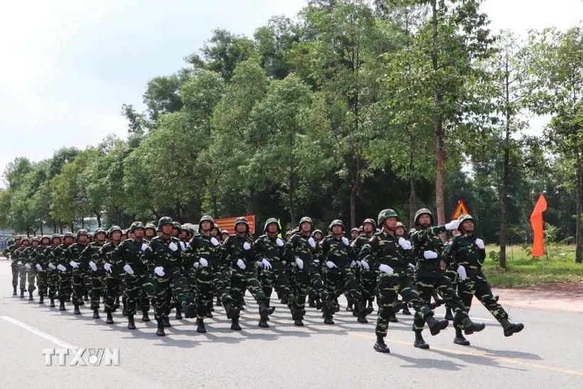 Đội hình Quân đội nhân dân Lào diễn tập tham gia diễu binh tại Lễ kỷ niệm 50 năm Ngày Giải phóng miền Nam, thống nhất đất nước của Việt Nam. (Ảnh: Văn Hướng/TTXVN)