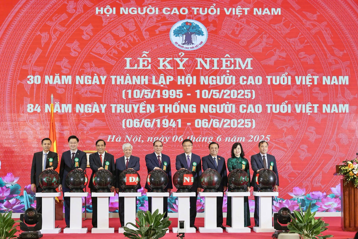 Chủ tịch Đỗ Văn Chiến và các đại biểu khởi động chương trình chương trình nhân đạo “Mắt sáng cho NCT”. Ảnh: Quang Vinh