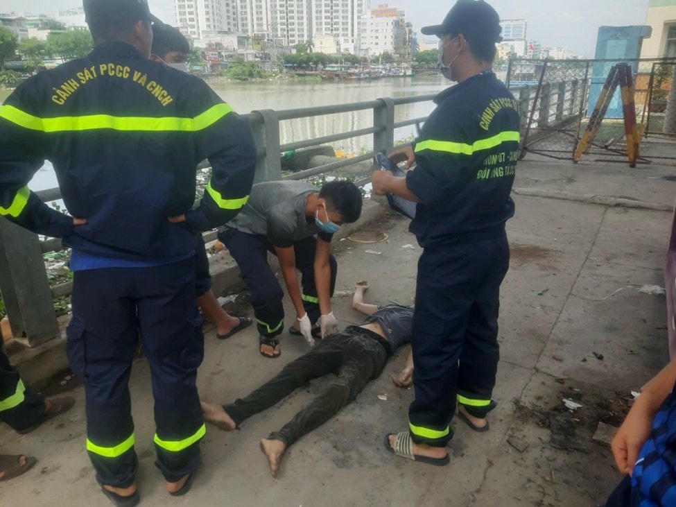 Người đàn ông xấu số đã được bàn giao cho cơ quan chức năng tiếp tục xử lý theo quy định.