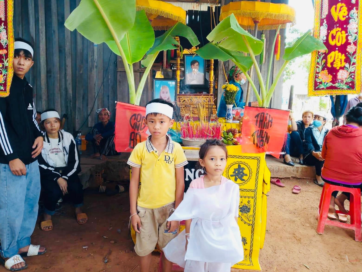 Vợ chồng anh T. cùng mất, để lại 2 con nhỏ bơ vơ.