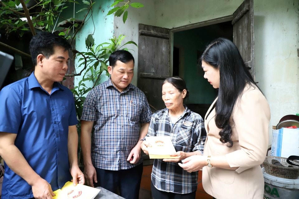 Lãnh đạo MTTQ thành phố Hà Nội và lãnh đạo huyện Thường Tín thăm, trao hỗ trợ bà Nguyễn Thị Dung, sống một mình, tại xã Tự Nhiên, huyện Thường Tín.